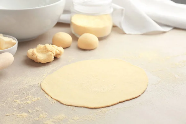 Massa rolada para tortilhas na mesa da cozinha — Fotografia de Stock