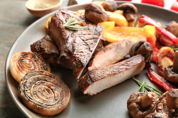 Carne a la parrilla y verduras — Foto de Stock