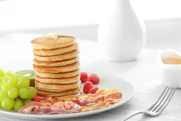 Leckeres Frühstück mit Pfannkuchen — Stockfoto