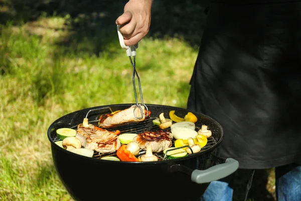 Tilberedning av grillbiff på grill – stockfoto