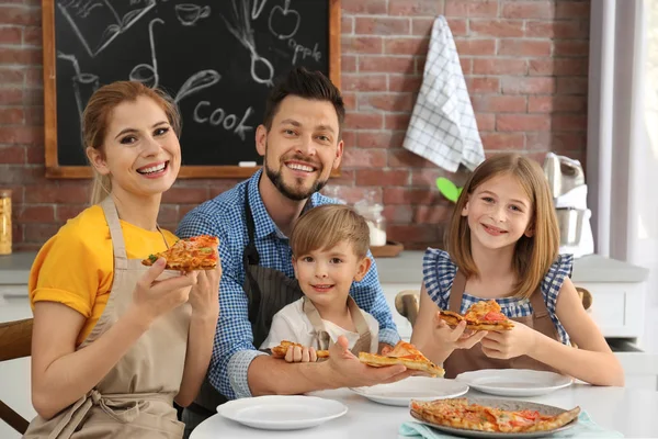 Η οικογένεια τρώει yummy πίτσα μαζί στην κουζίνα. Μαγειρεύοντας κατηγορίες έννοια — Φωτογραφία Αρχείου