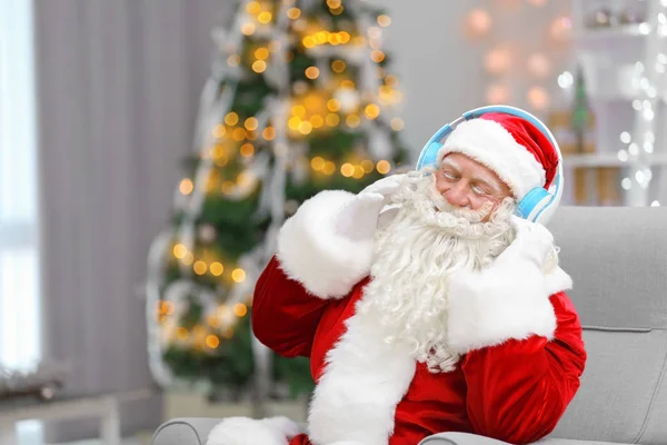 Santa Claus listening to music — Stock Photo, Image