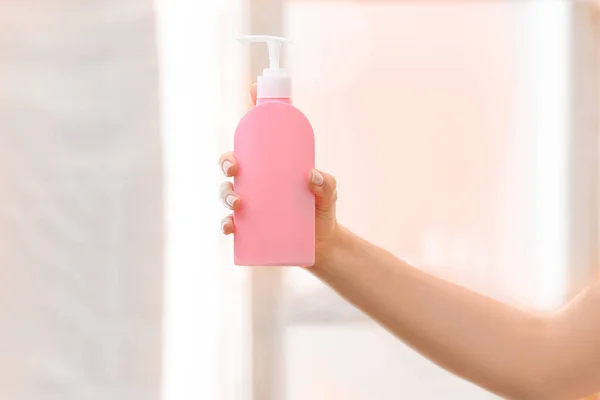 Young woman holding bottle — Stock Photo, Image