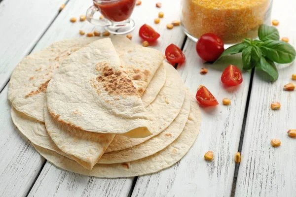 Leckere Tortillas auf dem Tisch — Stockfoto