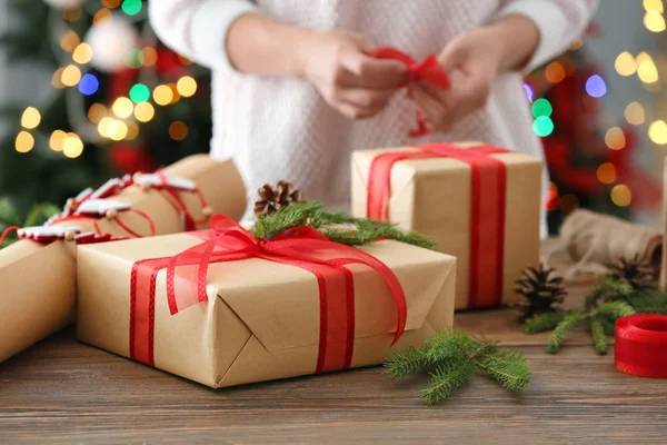 Caja de regalo de Navidad y mujer en el fondo —  Fotos de Stock