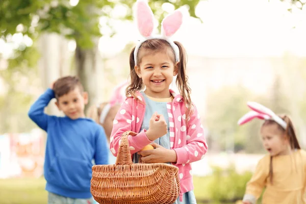 Kinderen plezier in het park. Easter egg hunt concept — Stockfoto