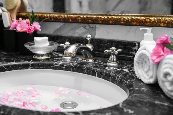 Kronblad flytande i marmor diskbänk — Stockfoto