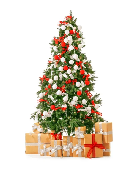 Vacker julgran med gåvor på vit bakgrund — Stockfoto