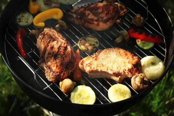 Steaks and vegetables on grill — Stock Photo, Image