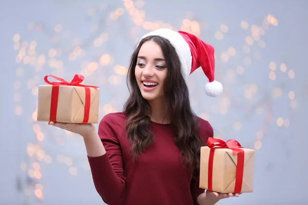 Attraktive junge Frau mit Weihnachtsmütze — Stockfoto