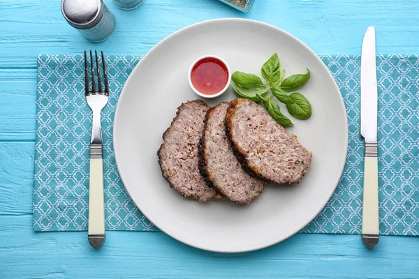 Assiette avec tranches savoureux pain de viande de dinde sur la table — Photo