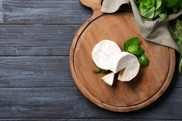 Tablero de madera con queso suave — Foto de Stock