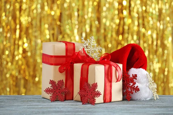 Presentes de Natal e luzes embaçadas — Fotografia de Stock