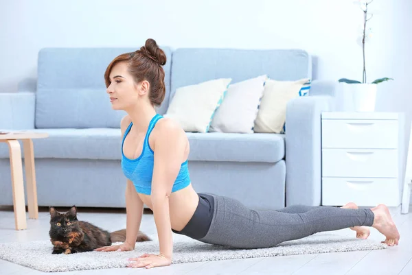 Mujer joven practicando yoga —  Fotos de Stock