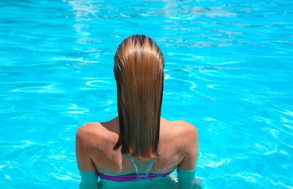 Vacker ung kvinna i poolen — Stockfoto
