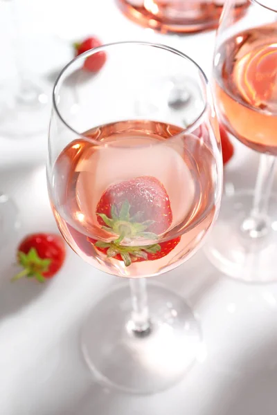 Delicioso vino de fresa —  Fotos de Stock