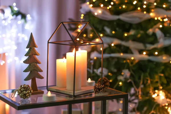 Beautiful Christmas decorations on table in living room — Stock Photo, Image