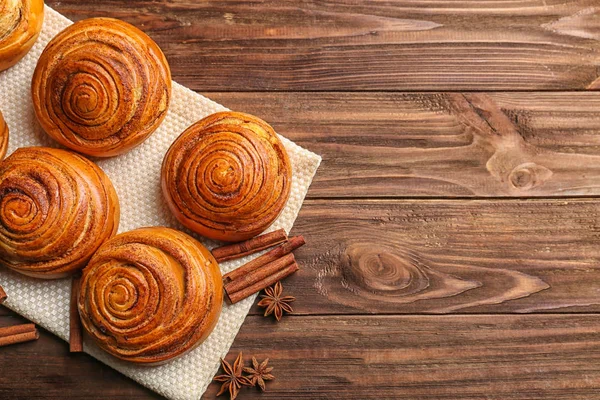 Rolos de canela doce na mesa de madeira — Fotografia de Stock