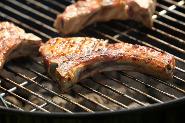 Biffar på grillen — Stockfoto