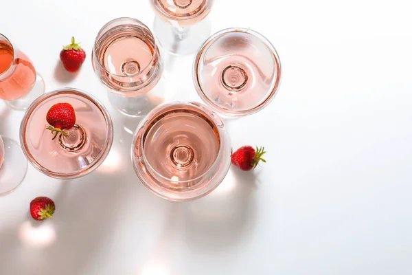 Glasses of strawberry wine — Stock Photo, Image