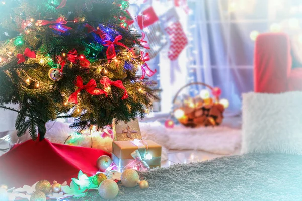 根据美丽礼物装饰圣诞树在客厅里 — 图库照片