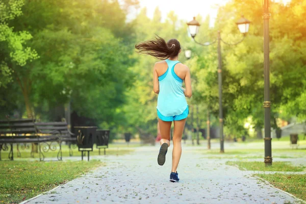 çalışan genç bir kadın 