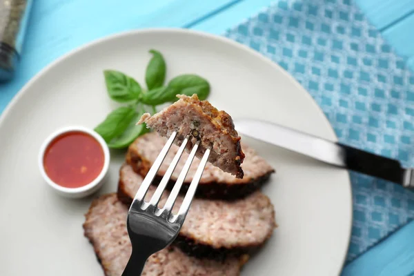 Furculiță cu felie de carne de curcan gustoasă peste masă — Fotografie, imagine de stoc