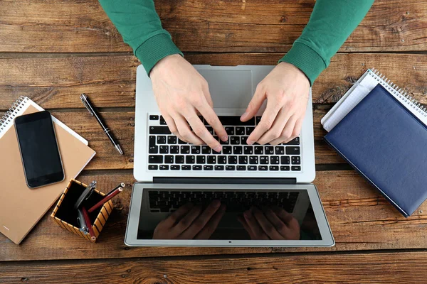 Jovem trabalhando com laptop à mesa — Fotografia de Stock