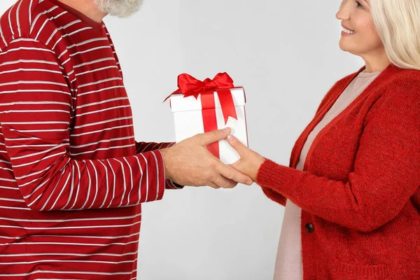 Mutlu yaşlı çift.