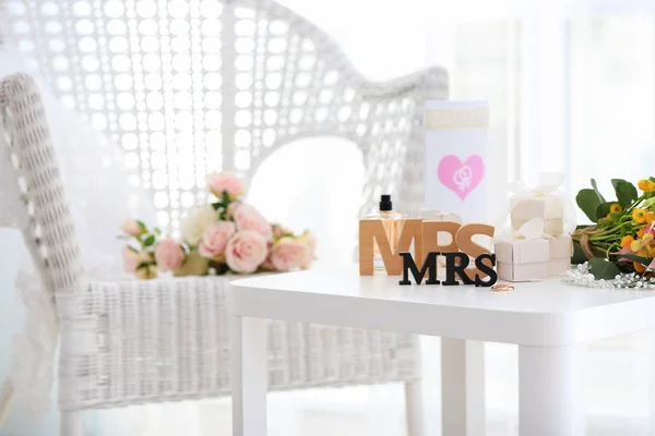 Anelli con decorazioni per matrimonio lesbico sul tavolo in camera — Foto Stock