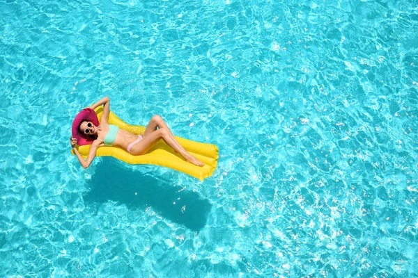Jonge vrouw in blauw zwembad — Stockfoto
