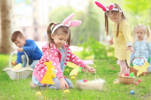Dzieci, zabawy w parku. Easter egg hunt koncepcja — Zdjęcie stockowe