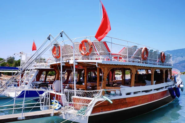 Современные лодки на воде в тропическом курорте — стоковое фото
