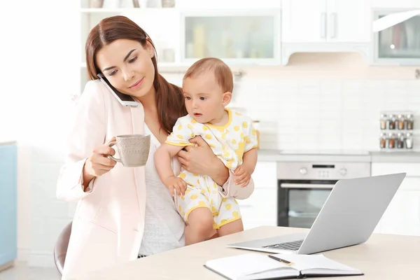 Madre che tiene il bambino — Foto Stock