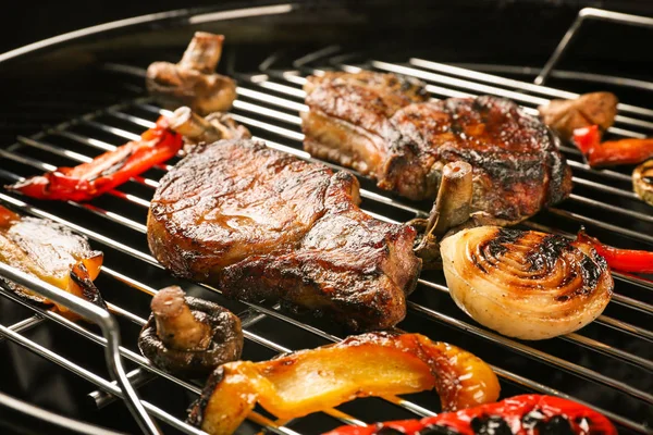 Steaks und Gemüse auf dem Grill — Stockfoto