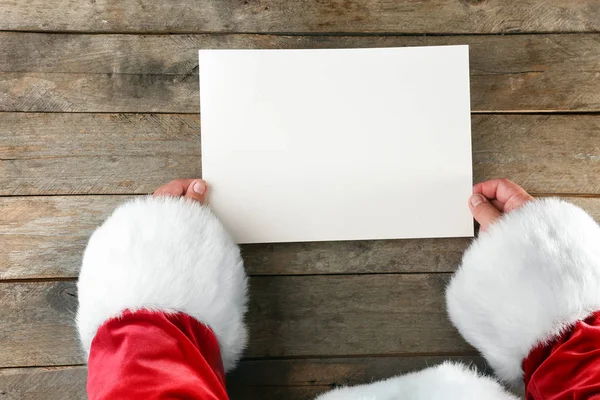 Otantik Noel Baba kağıt levha ahşap masa tutarak — Stok fotoğraf