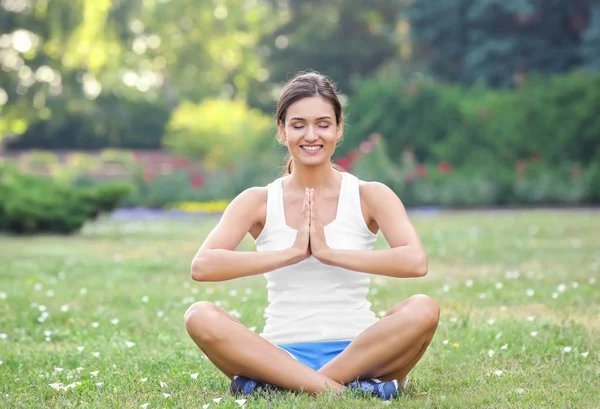 Mujer joven practicando yoga — Foto de Stock