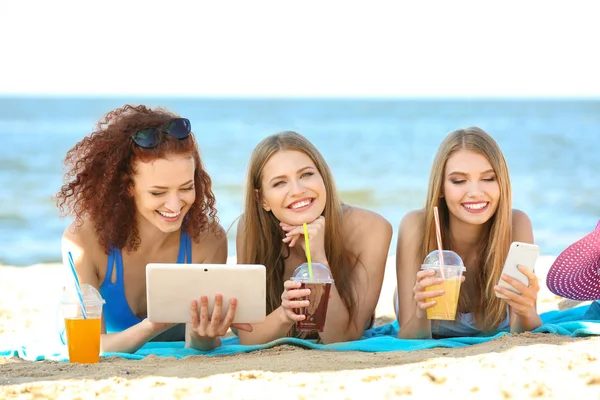 Belle giovani donne che riposano sulla spiaggia in località balneare — Foto Stock