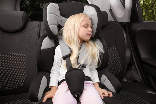 Блондинка спить на дитячому сидінні — стокове фото