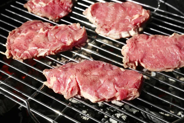 Rauwe biefstuk op gril — Stockfoto