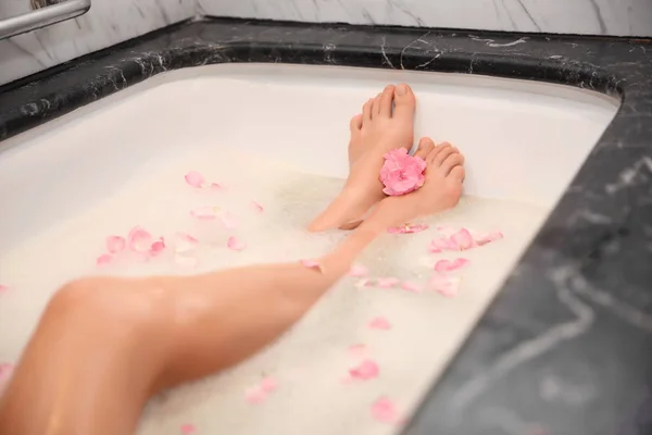 Mulher Relaxante em Bath — Fotografia de Stock