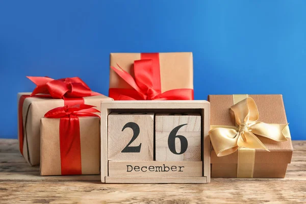 Kalender med datum och gåva lådor — Stockfoto