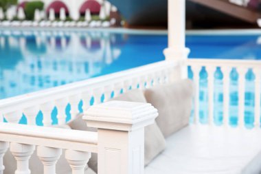 Dinlenme havuzu yakınındaki için yer