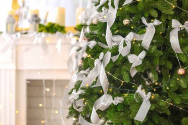 Noel için dekore edilmiş köknar ağacı