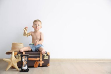 adorble vintage çanta üzerinde oturan küçük çocuk 