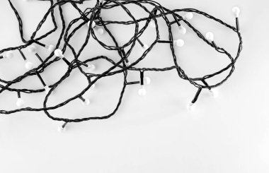 Beyaz üzerine Noel çelengi