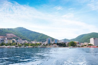 deniz kıyısı üzerinde küçük şehir