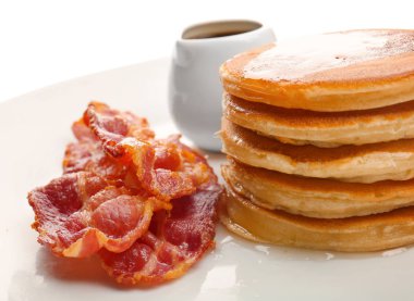 Lezzetli pankek ve pastırma beyaz arka plan üzerinde