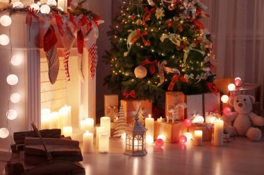 Noel ağacı ile oturma odası