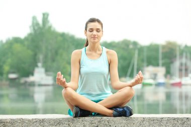 Yoga Çalışan Genç Kadın 